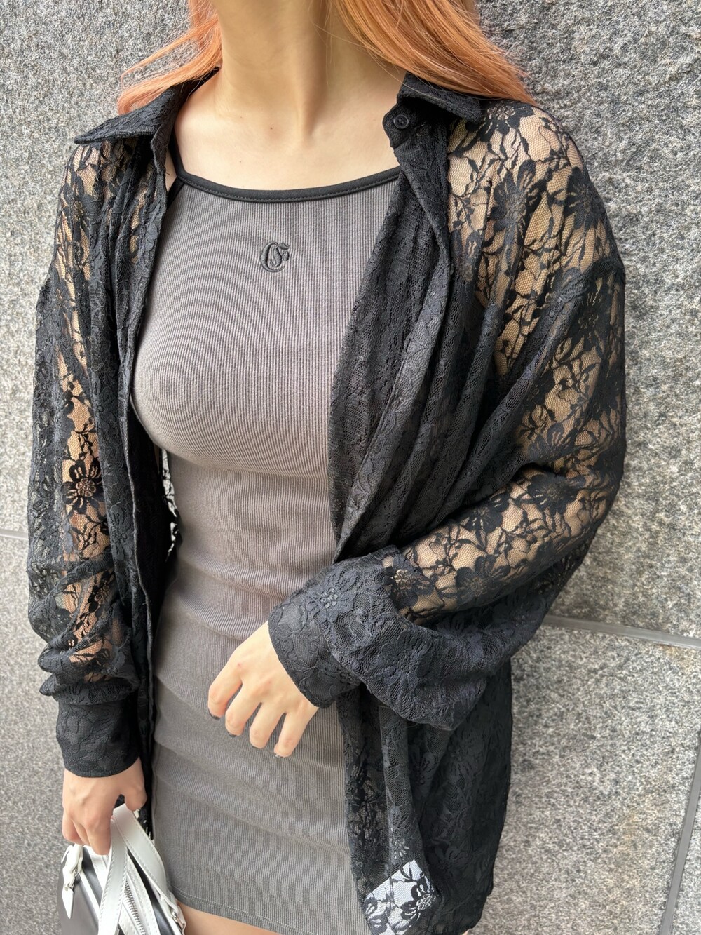 ブラック系のシャツ/ブラウス、グレー系のワンピース、ブラック系のショルダーバッグを着用したレディースの春コーディネートの4枚目の写真