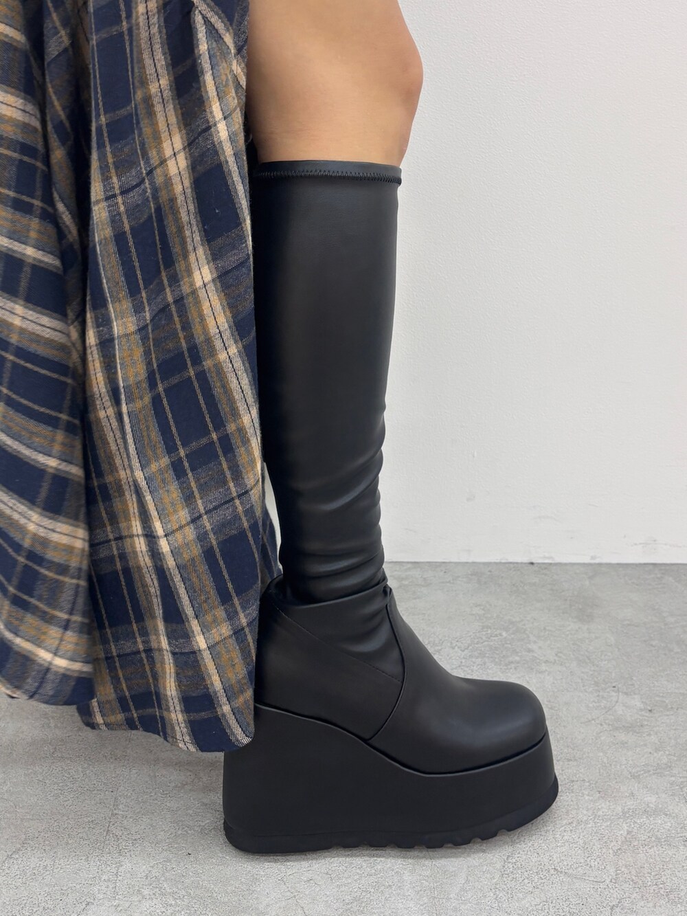 ブラック系のブルゾン、ブラック系のニット/セーター、ブルー系のスカートを着用したレディースの秋コーディネートの8枚目の写真