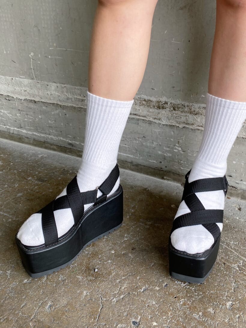 ブラック系のサンダル、グレー系のTシャツ/カットソーを着用したレディースの夏コーディネートの7枚目の写真