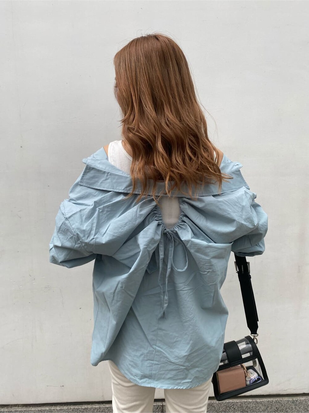 ホワイト系のデニムパンツ、ブルー系のシャツ/ブラウス、ホワイト系のサンダルを着用したレディースの夏コーディネートの2枚目の写真