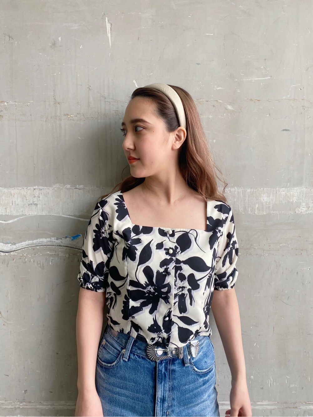 イエロー系のハンドバッグ、ホワイト系のシャツ/ブラウス、その他のサンダルを着用したレディースの春コーディネートの3枚目の写真