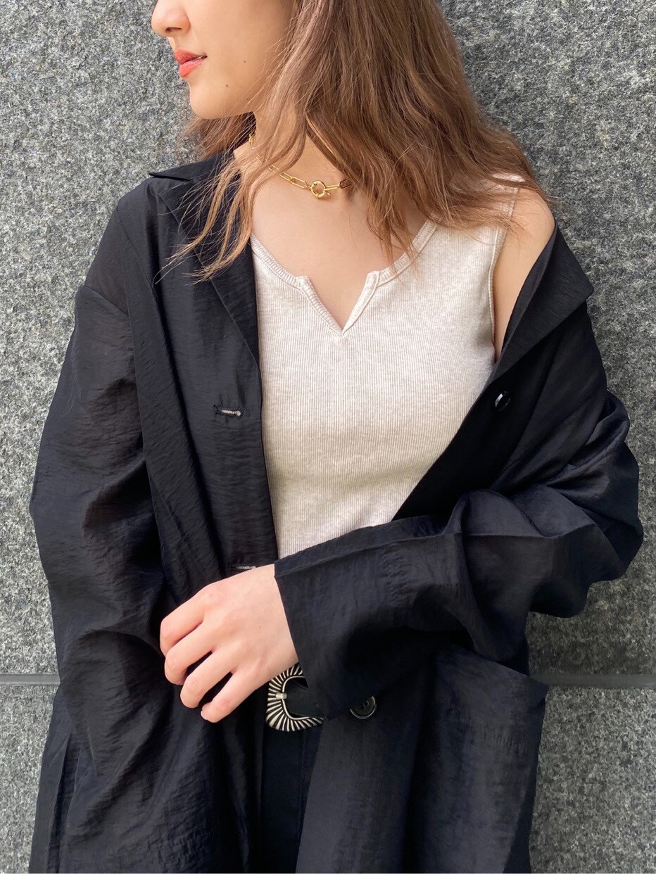 ブラック系のその他アウター、ブラック系のサンダル、ブラック系のデニムパンツを着用したレディースの春コーディネートの2枚目の写真