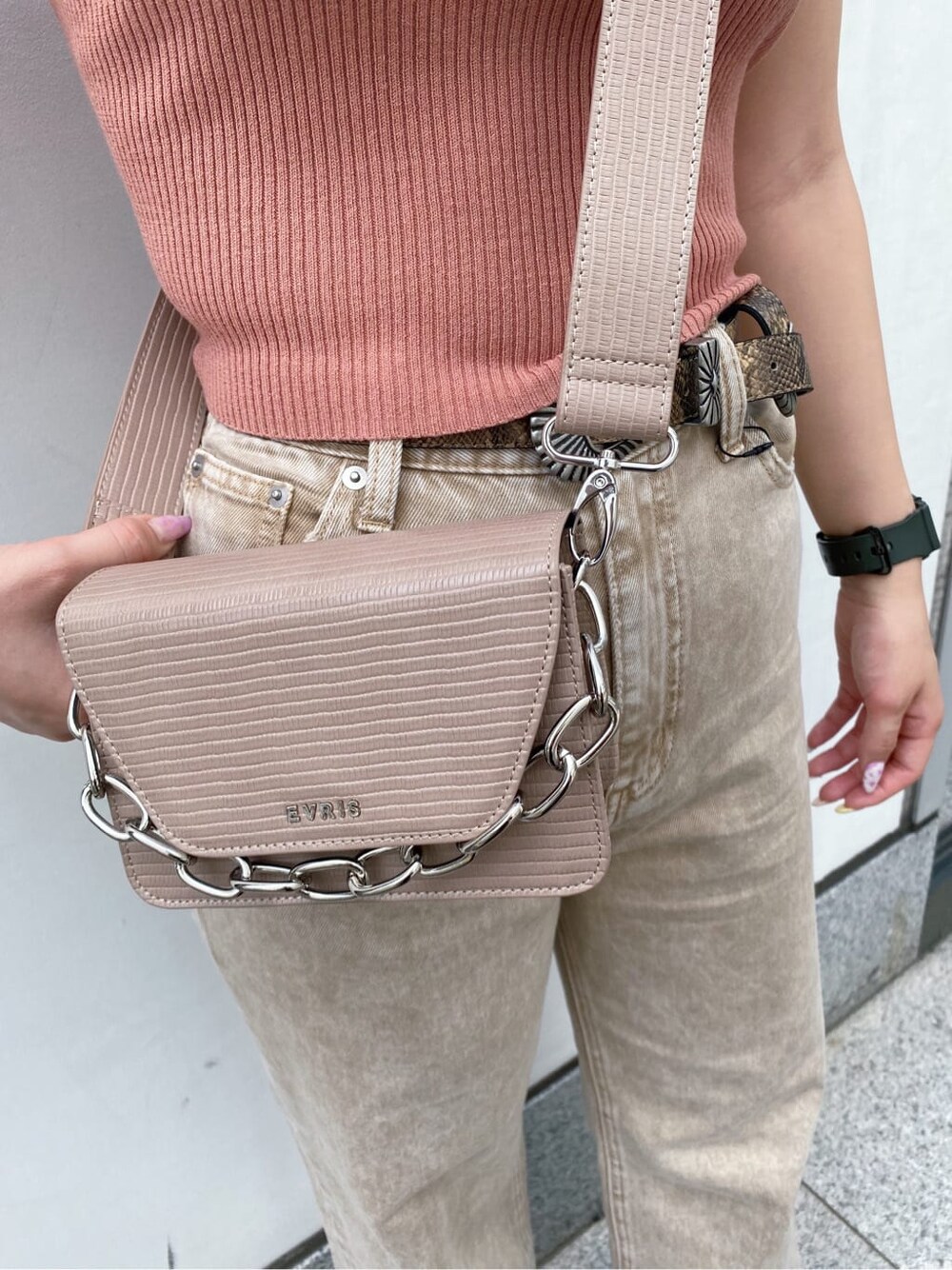 ベージュ系のデニムパンツ、ピンク系のタンクトップ、ホワイト系のサンダルを着用したレディースの夏コーディネートの7枚目の写真