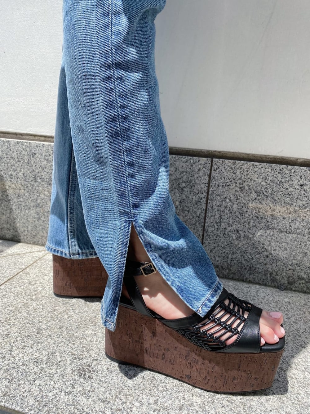 パープル系のシャツ/ブラウス、ブラック系のTシャツ/カットソー、ブルー系のデニムパンツを着用したレディースの夏コーディネートの7枚目の写真