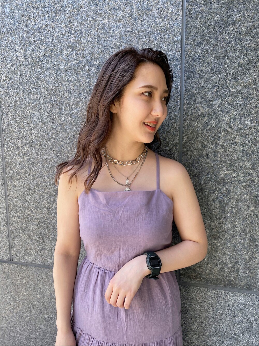 ホワイト系のシャツ/ブラウス、シルバー系のネックレスを着用したレディースの春コーディネートの3枚目の写真