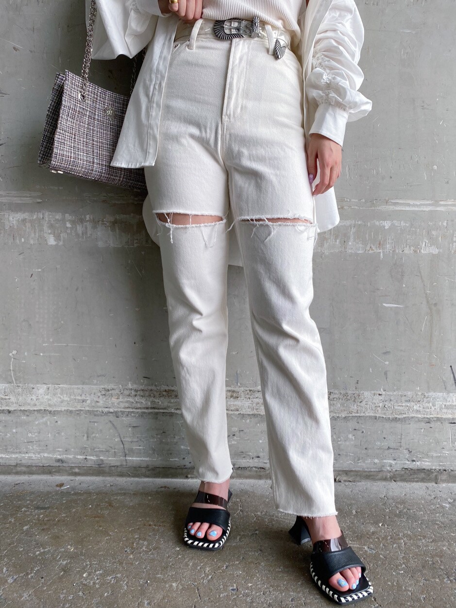 ホワイト系のサンダル、ホワイト系のシャツ/ブラウス、ホワイト系のデニムパンツを着用したレディースの春コーディネートの5枚目の写真