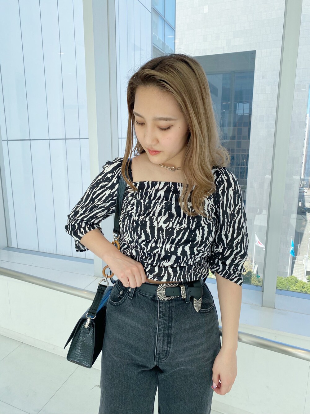 ブラック系のデニムパンツ、その他のシャツ/ブラウス、ブラック系のベルトを着用したレディースの春コーディネートの4枚目の写真