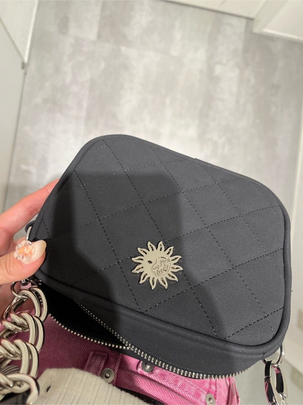 ホワイト系のTシャツ/カットソー、ブラック系のショルダーバッグ、ピンク系のデニムパンツを着用したレディースの夏コーディネートの8枚目の写真