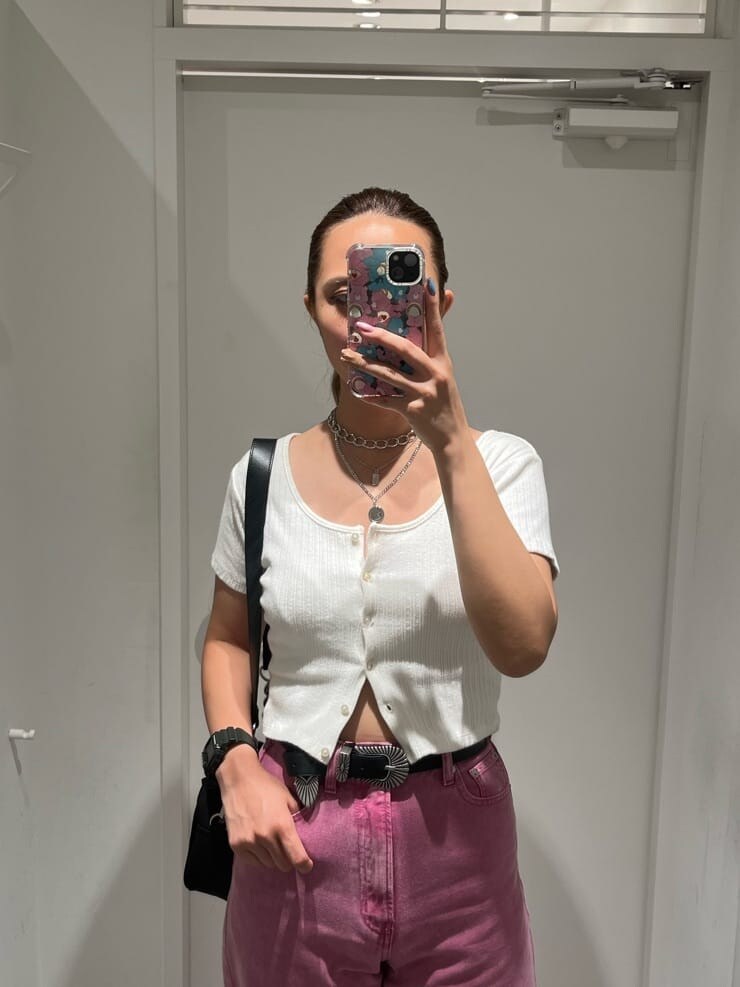 ホワイト系のTシャツ/カットソー、ブラック系のショルダーバッグ、ピンク系のデニムパンツを着用したレディースの夏コーディネートの3枚目の写真