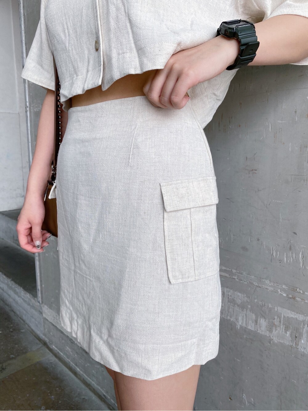 ブラック系のサンダル、ホワイト系のスカートを着用したレディースの春コーディネートの5枚目の写真