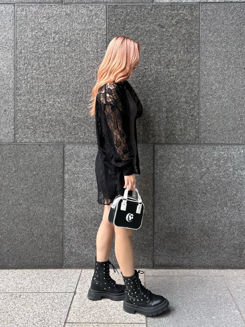 ブラック系のシャツ/ブラウス、グレー系のワンピース、ブラック系のショルダーバッグを着用したレディースの春コーディネートの2枚目の写真