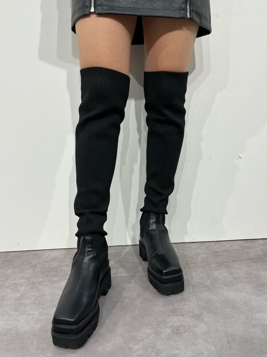 ブラック系のブーツ、ブラウン系のショルダーバッグ、ブラック系のニット/セーターを着用したレディースの秋コーディネートの7枚目の写真