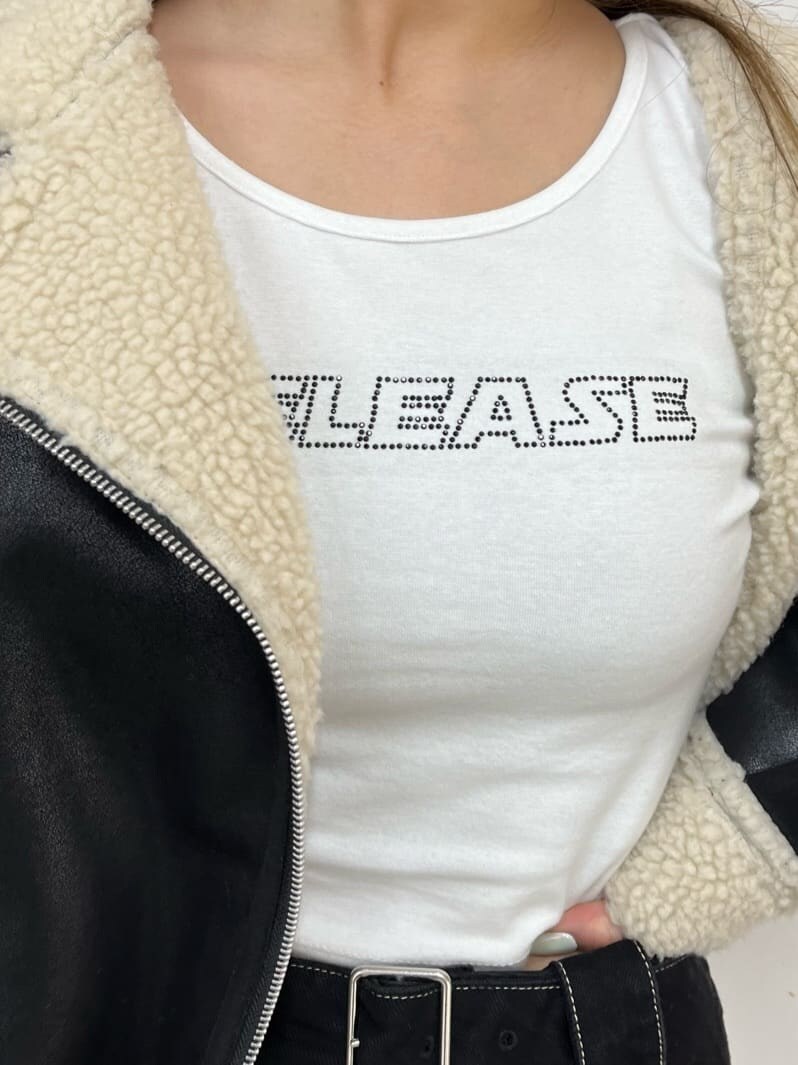 ブラック系のデニムスカート、ブラック系のブルゾン、ブラック系のブーツを着用したレディースの秋コーディネートの6枚目の写真