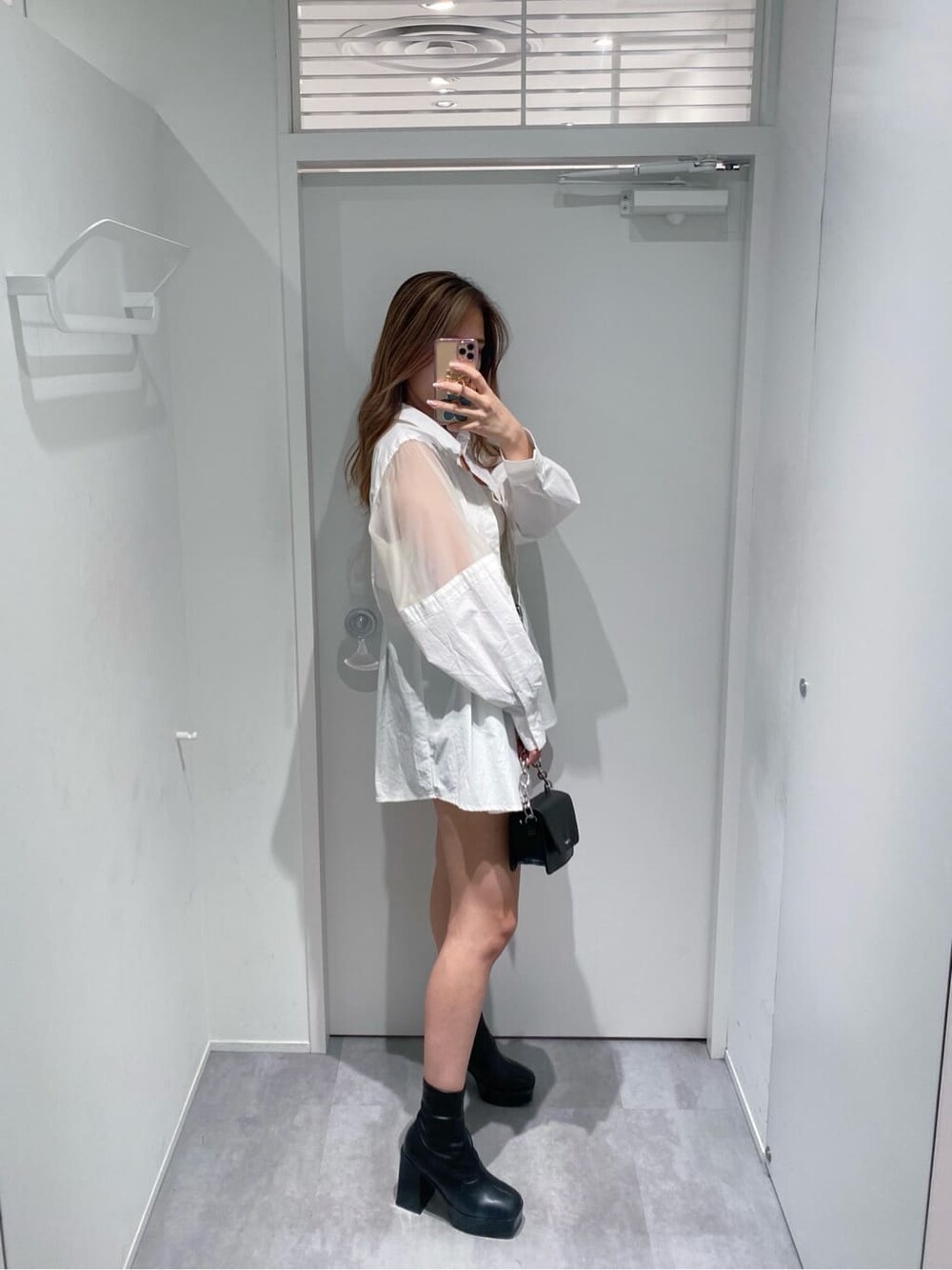 ホワイト系のシャツ/ブラウス、ホワイト系のキャミソール、ブラック系のベルトを着用したレディースの夏コーディネートの2枚目の写真