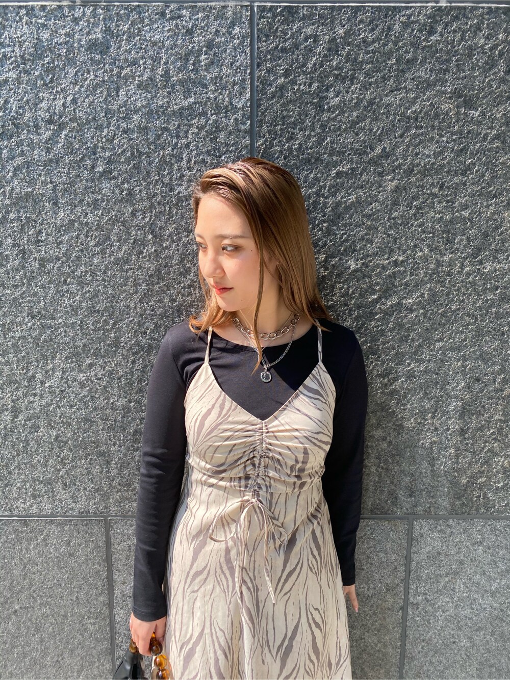 その他のワンピース、ブラック系のハンドバッグ、ブラック系のサンダルを着用したレディースの春コーディネートの3枚目の写真