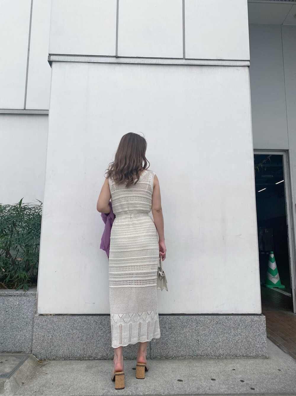 ブラウン系のキャミソール、パープル系のシャツ/ブラウス、ホワイト系のワンピースを着用したレディースの夏コーディネートの2枚目の写真