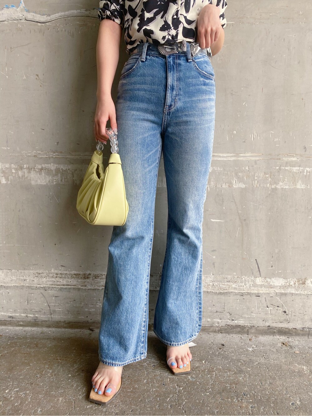 イエロー系のハンドバッグ、ホワイト系のシャツ/ブラウス、その他のサンダルを着用したレディースの春コーディネートの5枚目の写真