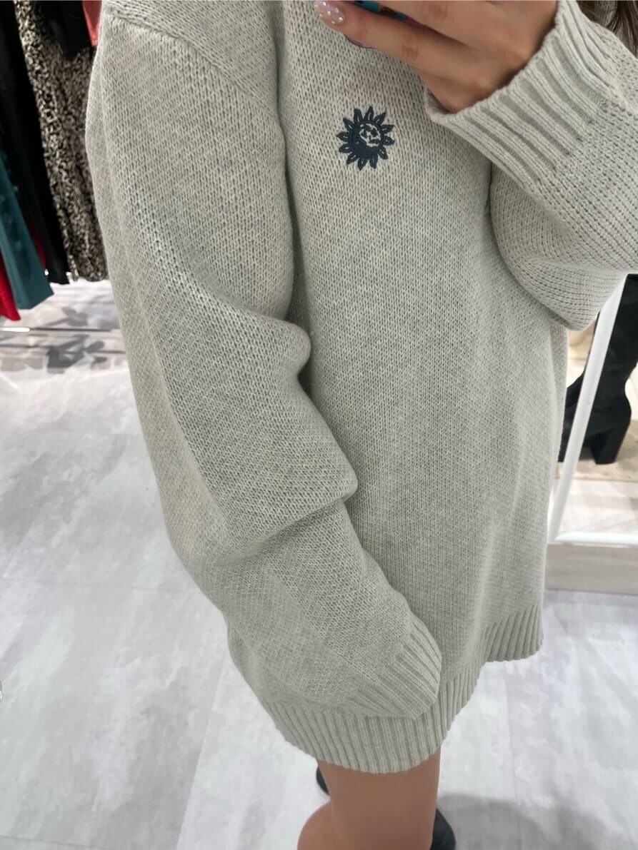ブラック系のブーツ、ブラック系のその他パンツ、グレー系のニット/セーターを着用したレディースの夏コーディネートの3枚目の写真