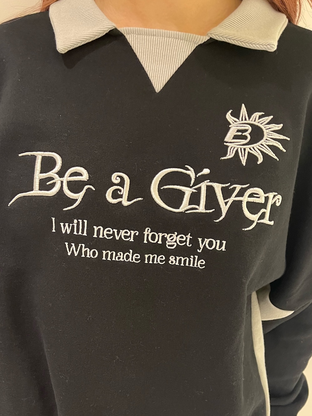 ブラック系のスウェット、グレー系のスカート、ピンク系のハンドバッグを着用したレディースの秋コーディネートの4枚目の写真