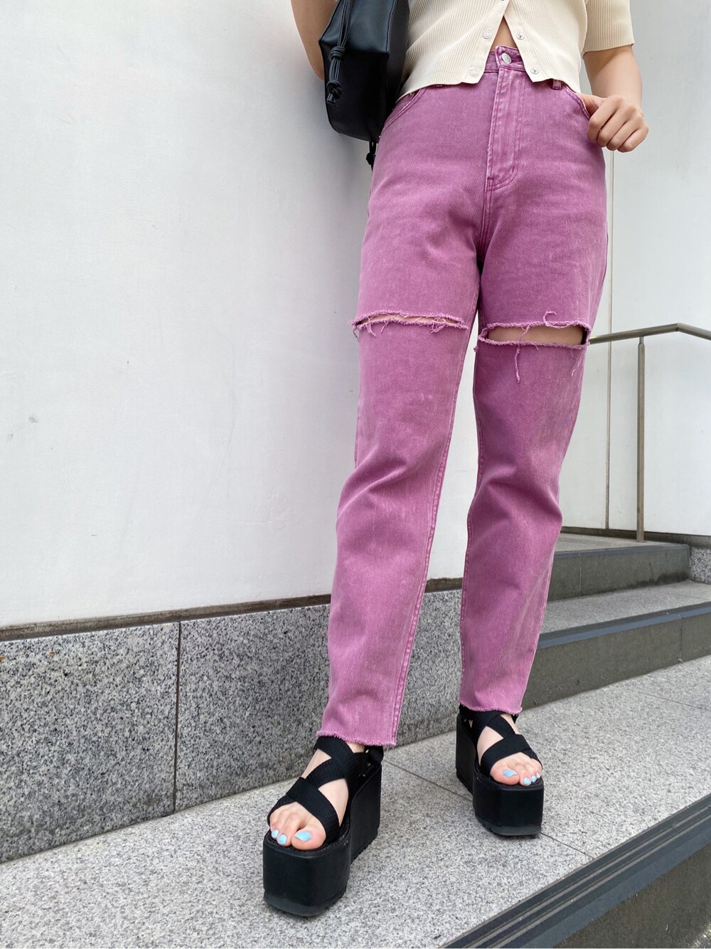 ブラック系のショルダーバッグ、ブラック系のサンダル、ホワイト系のTシャツ/カットソーを着用したレディースの春コーディネートの6枚目の写真