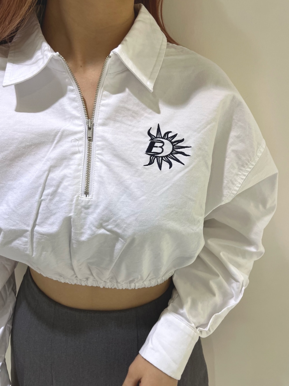 ホワイト系のシャツ/ブラウス、グレー系のその他パンツ、ブラック系のブーツを着用したレディースの春コーディネートの4枚目の写真