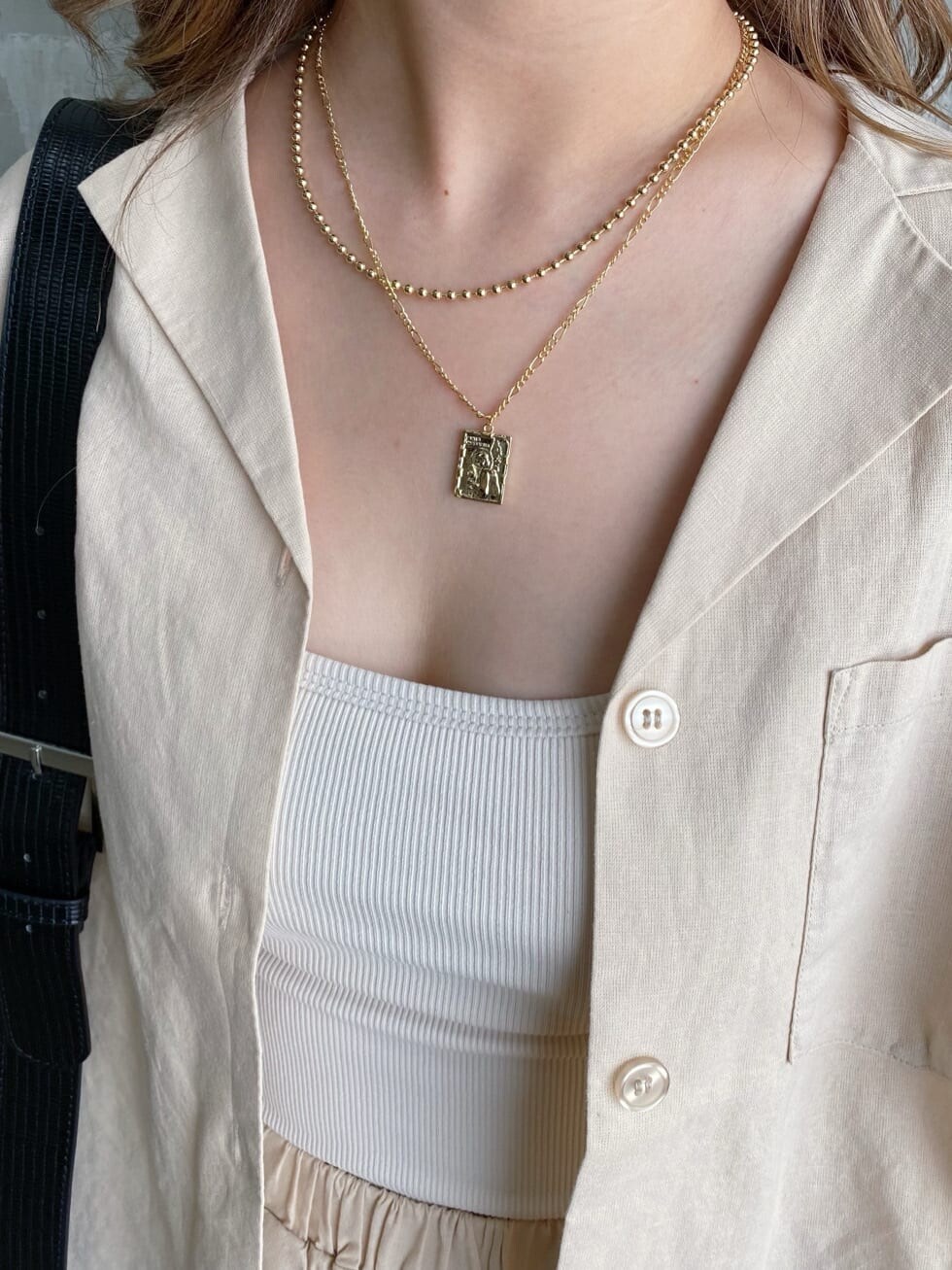 ブラック系のブーツ、ホワイト系のその他パンツ、ホワイト系のシャツ/ブラウスを着用したレディースの夏コーディネートの5枚目の写真