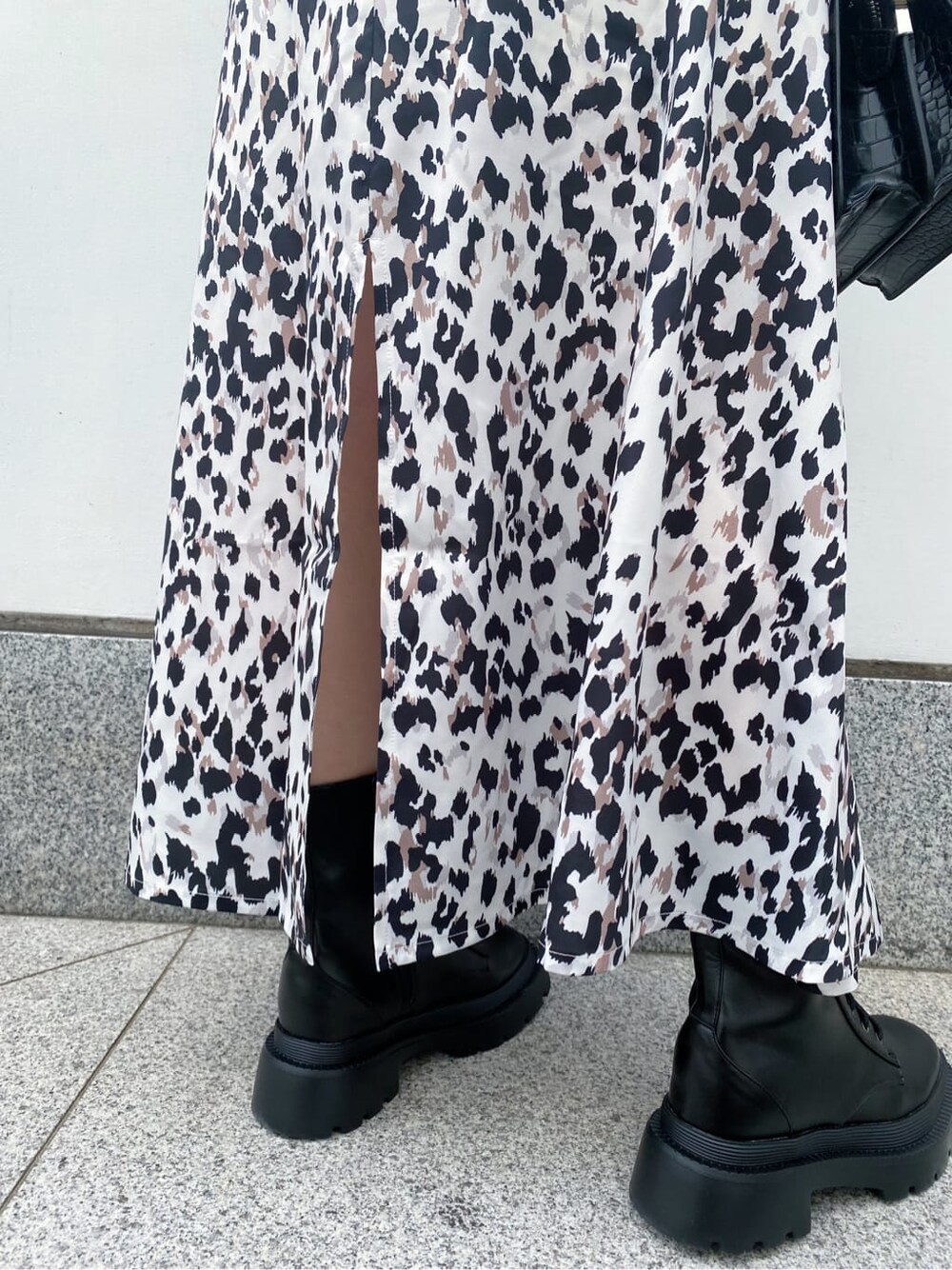 ブラック系のブーツ、その他のスカート、グリーン系のニット/セーターを着用したレディースの夏コーディネートの4枚目の写真