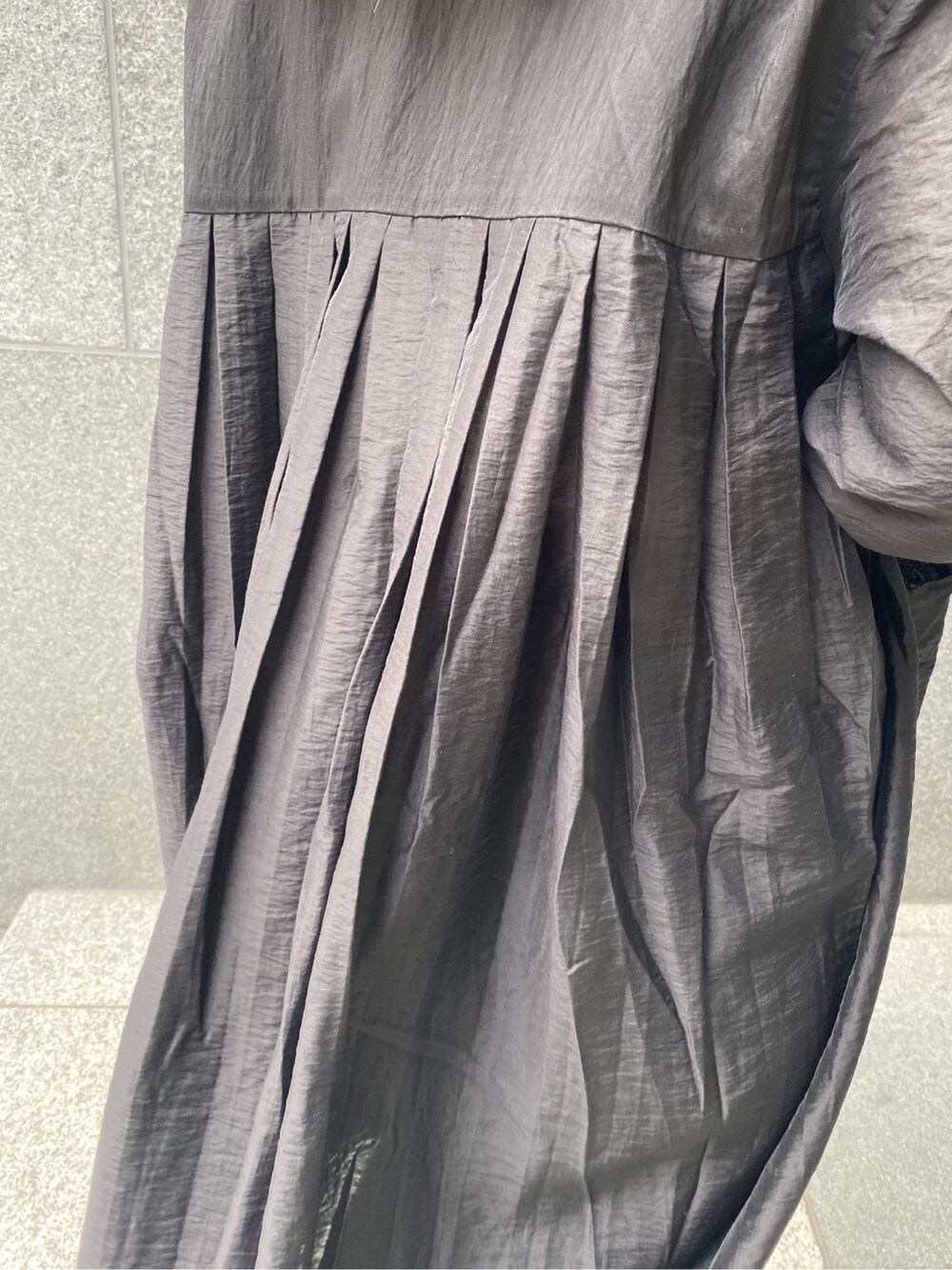 ブラック系のその他アウター、ブラック系のサンダル、ブラック系のデニムパンツを着用したレディースの春コーディネートの4枚目の写真