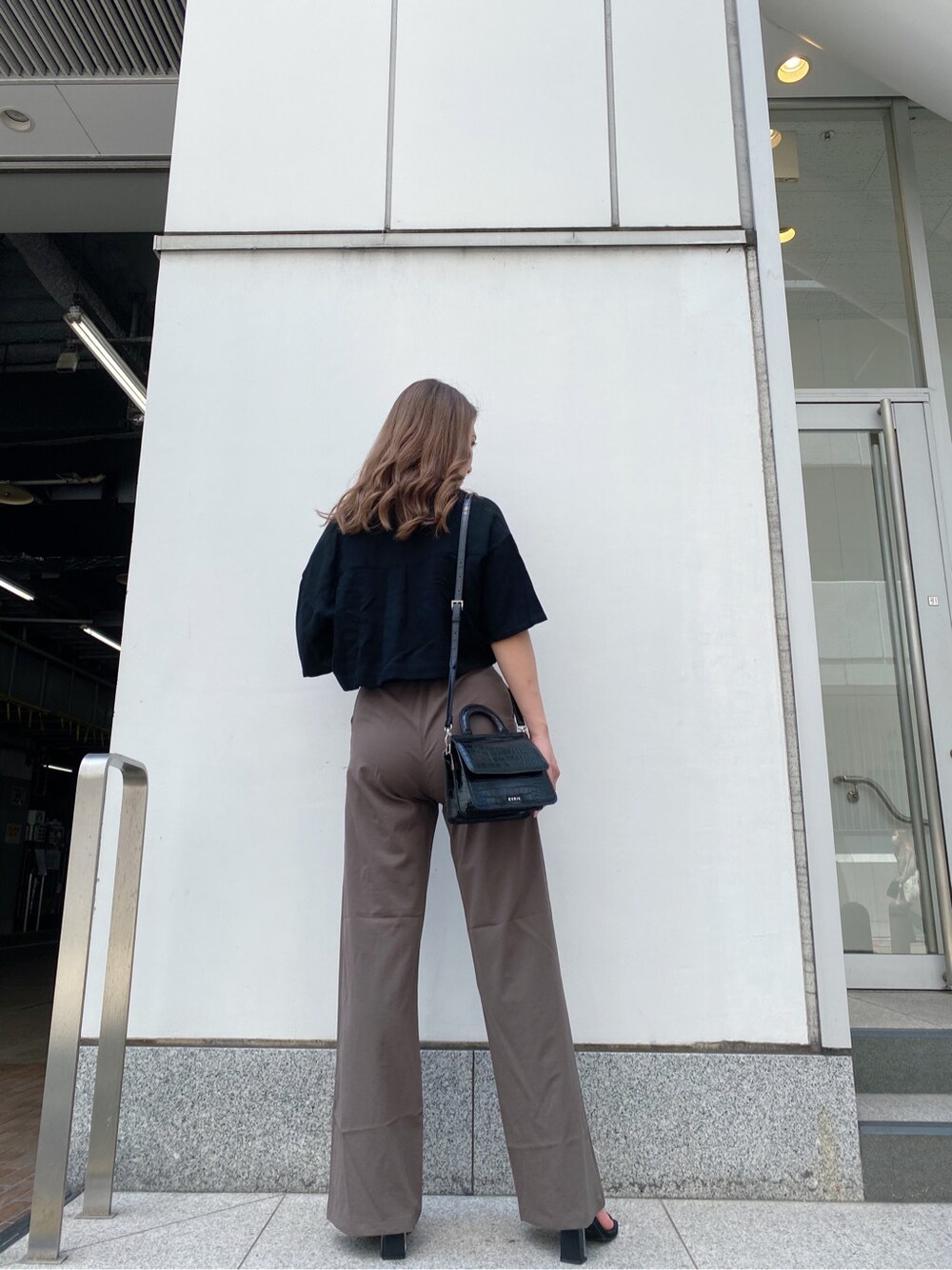 グレー系のつなぎ/オールインワン、ブラック系のサンダル、シルバー系のネックレスを着用したレディースの夏コーディネートの5枚目の写真