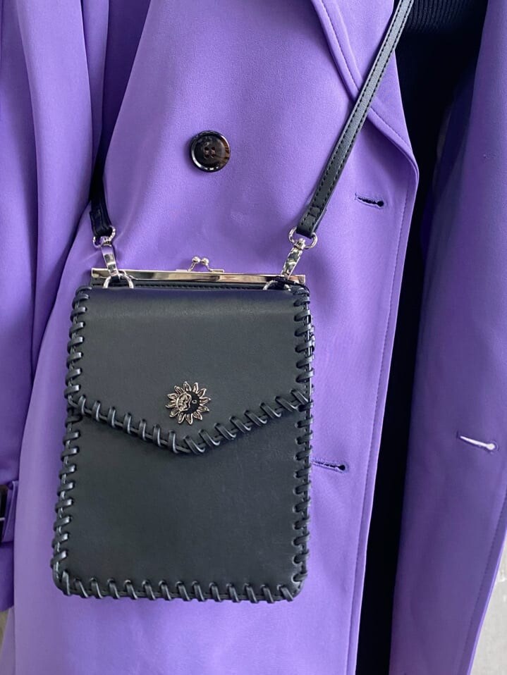 ブラック系のローファー、ブラック系のショルダーバッグ、パープル系のトレンチコートを着用したレディースの冬コーディネートの8枚目の写真