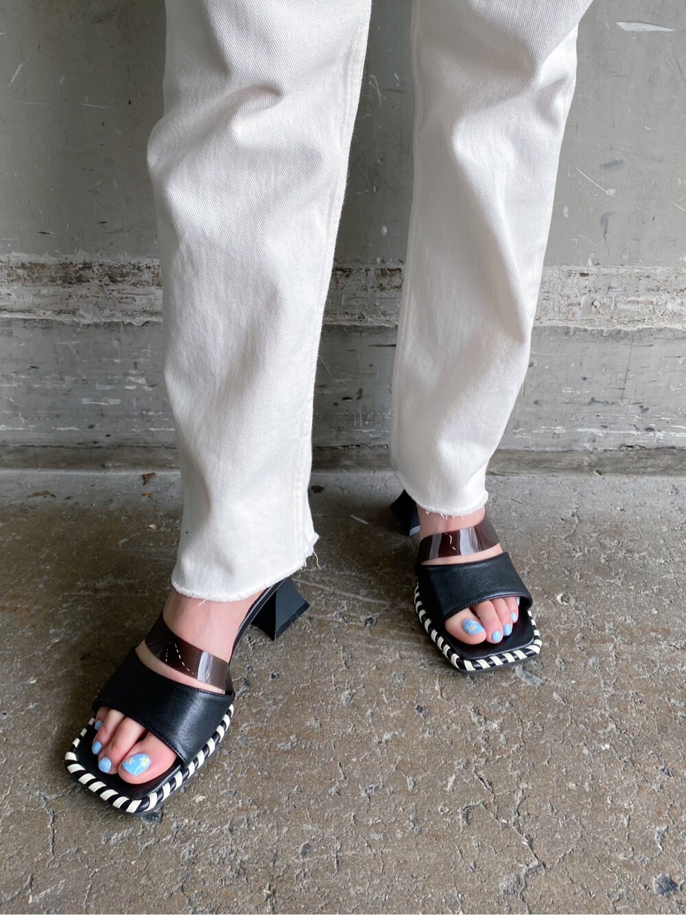 ホワイト系のサンダル、ホワイト系のシャツ/ブラウス、ホワイト系のデニムパンツを着用したレディースの春コーディネートの6枚目の写真