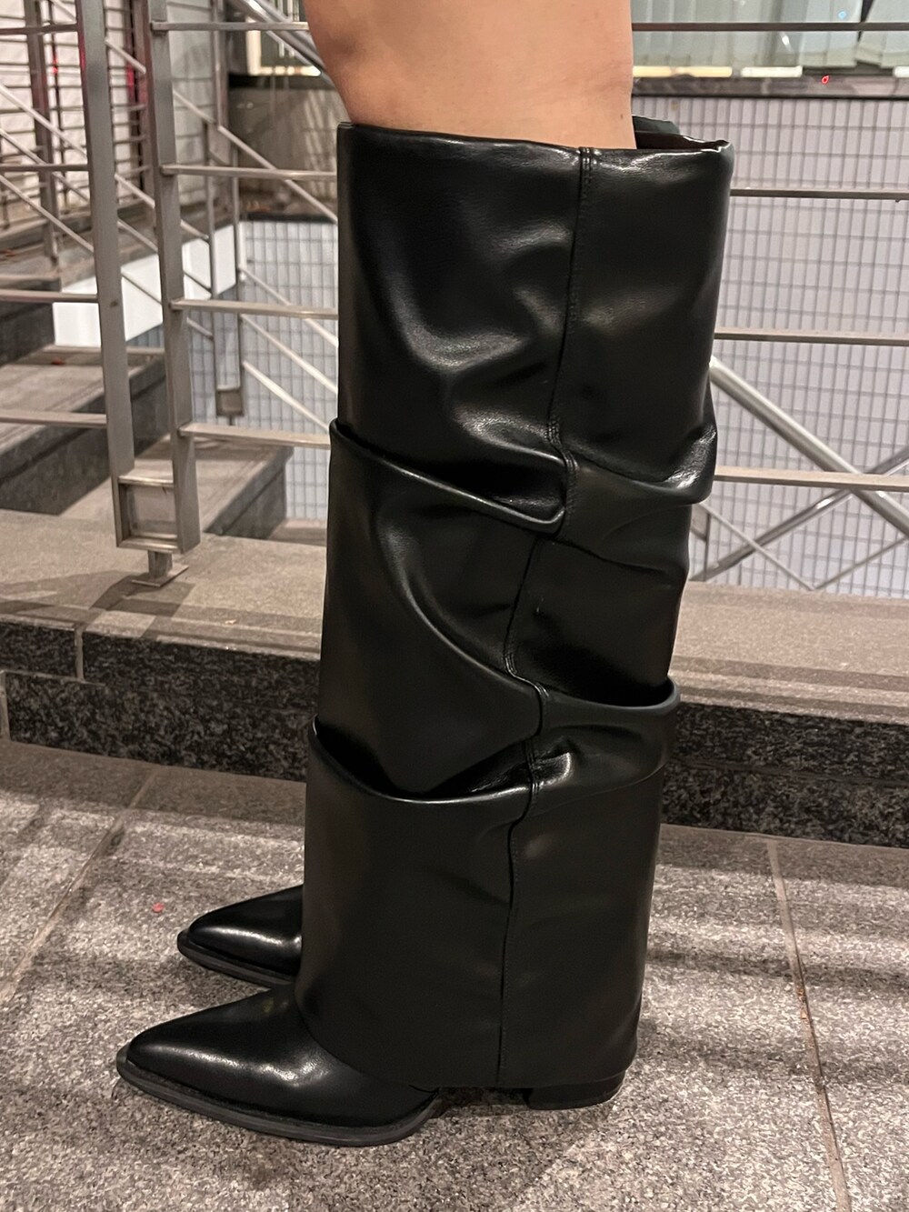 ブラック系のスウェット、ピンク系のショルダーバッグ、ブラック系のブーツを着用したレディースの冬コーディネートの9枚目の写真