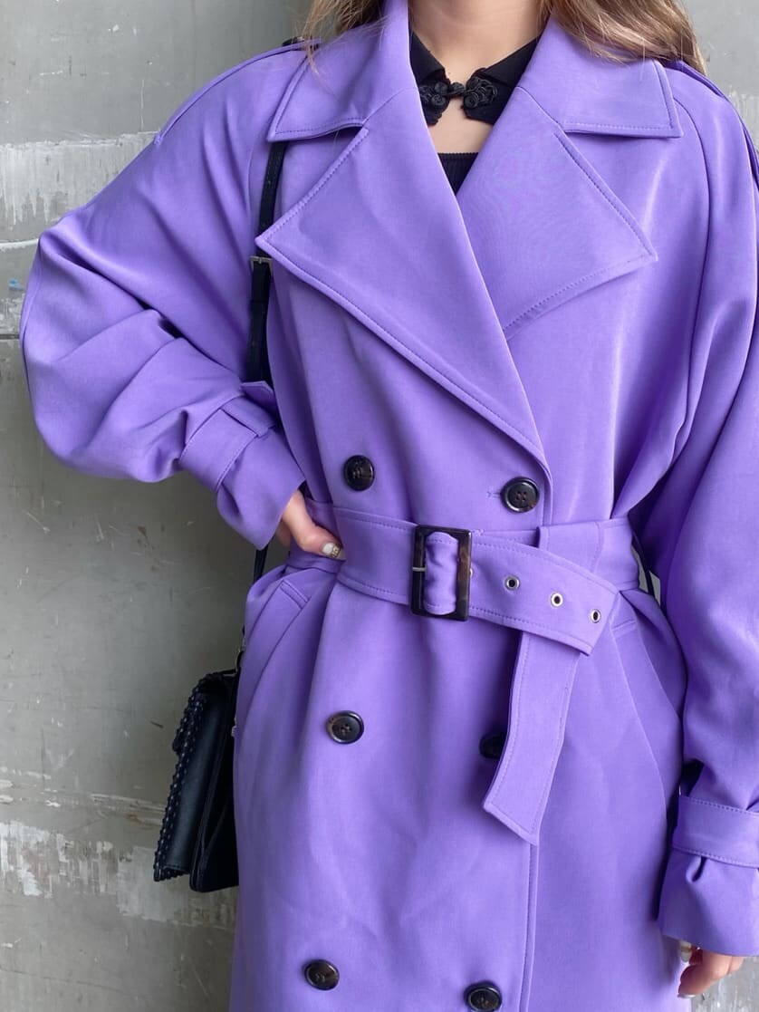 ブラック系のローファー、ブラック系のショルダーバッグ、パープル系のトレンチコートを着用したレディースの冬コーディネートの4枚目の写真