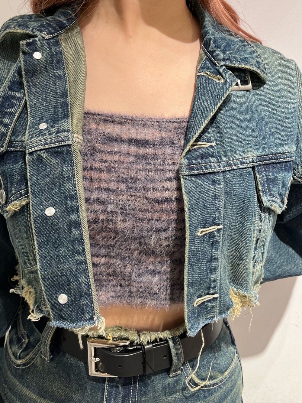 ブルー系のデニムジャケット、グレー系のニット/セーター、ブルー系のデニムパンツを着用したレディースの冬コーディネートの3枚目の写真