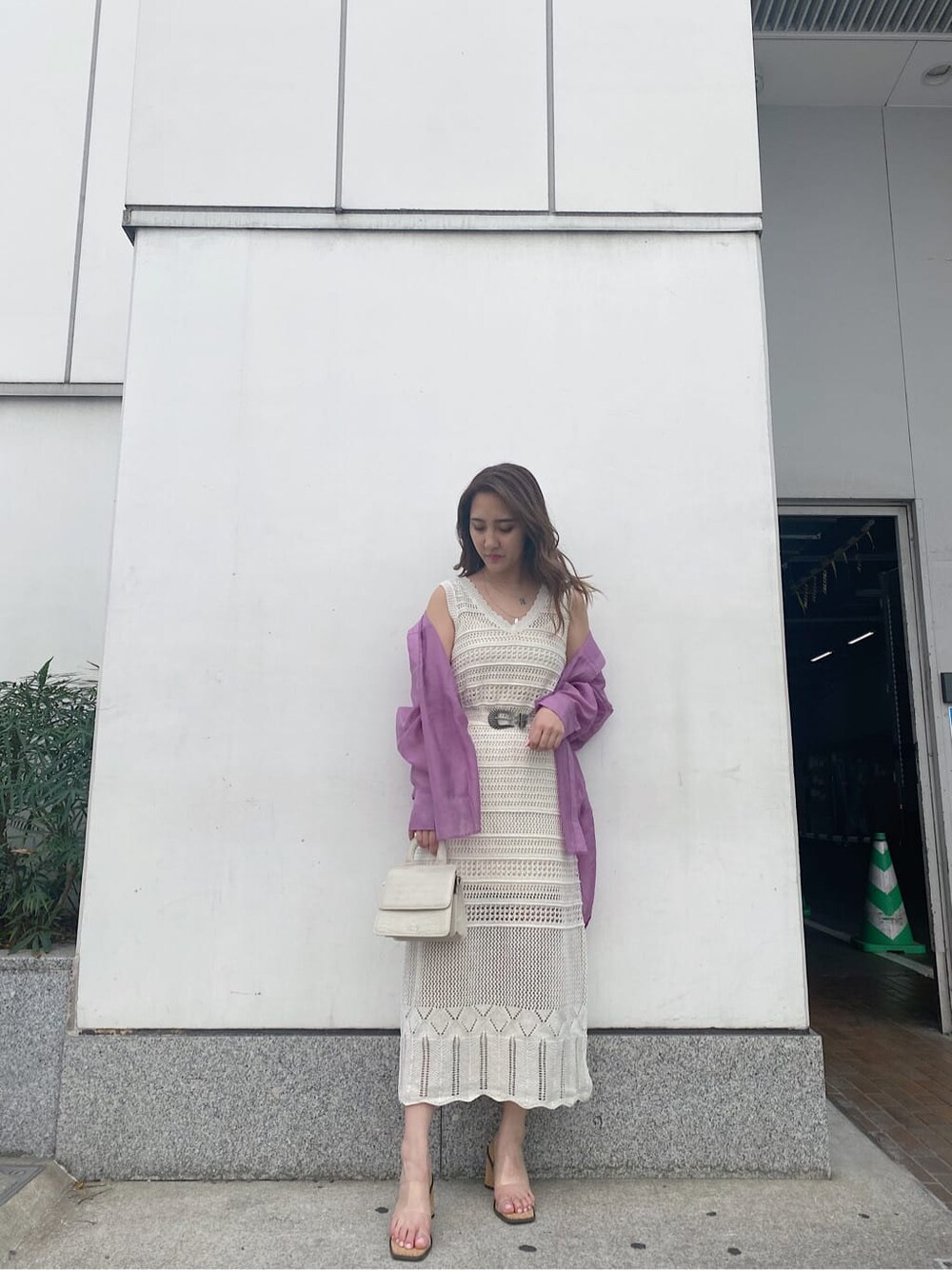 ブラウン系のキャミソール、パープル系のシャツ/ブラウス、ホワイト系のワンピースを着用したレディースの夏コーディネートの6枚目の写真