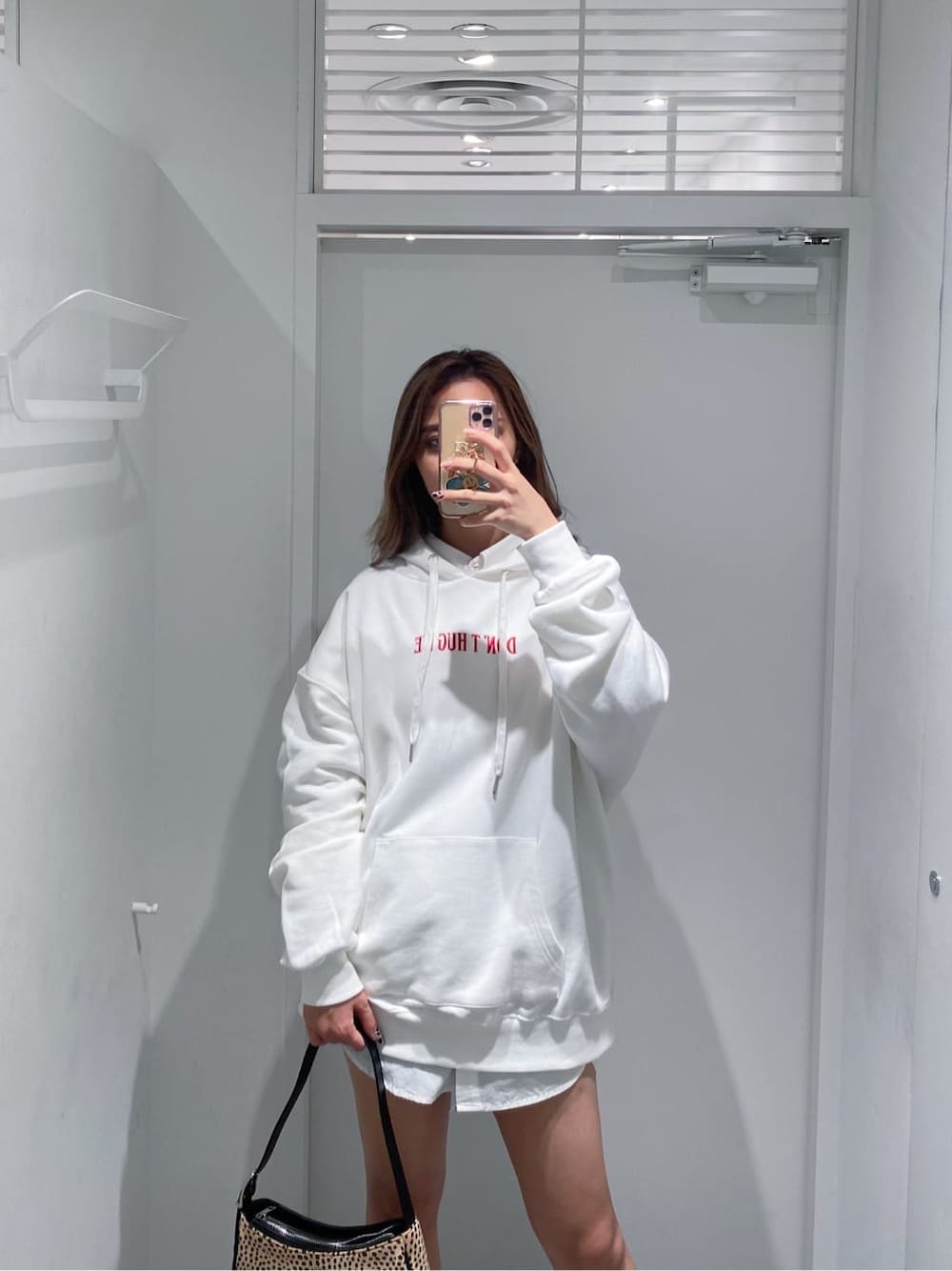 その他のショルダーバッグ、ブラック系のその他パンツ、ホワイト系のシャツ/ブラウスを着用したレディースの夏コーディネートの3枚目の写真