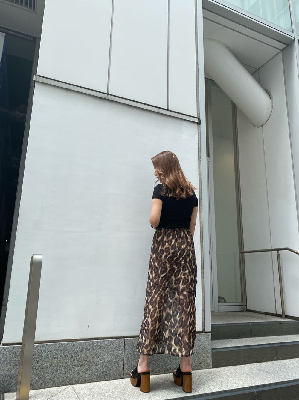 その他のスカート、ブラック系のサンダル、ブラック系のTシャツ/カットソーを着用したレディースの夏コーディネートの2枚目の写真