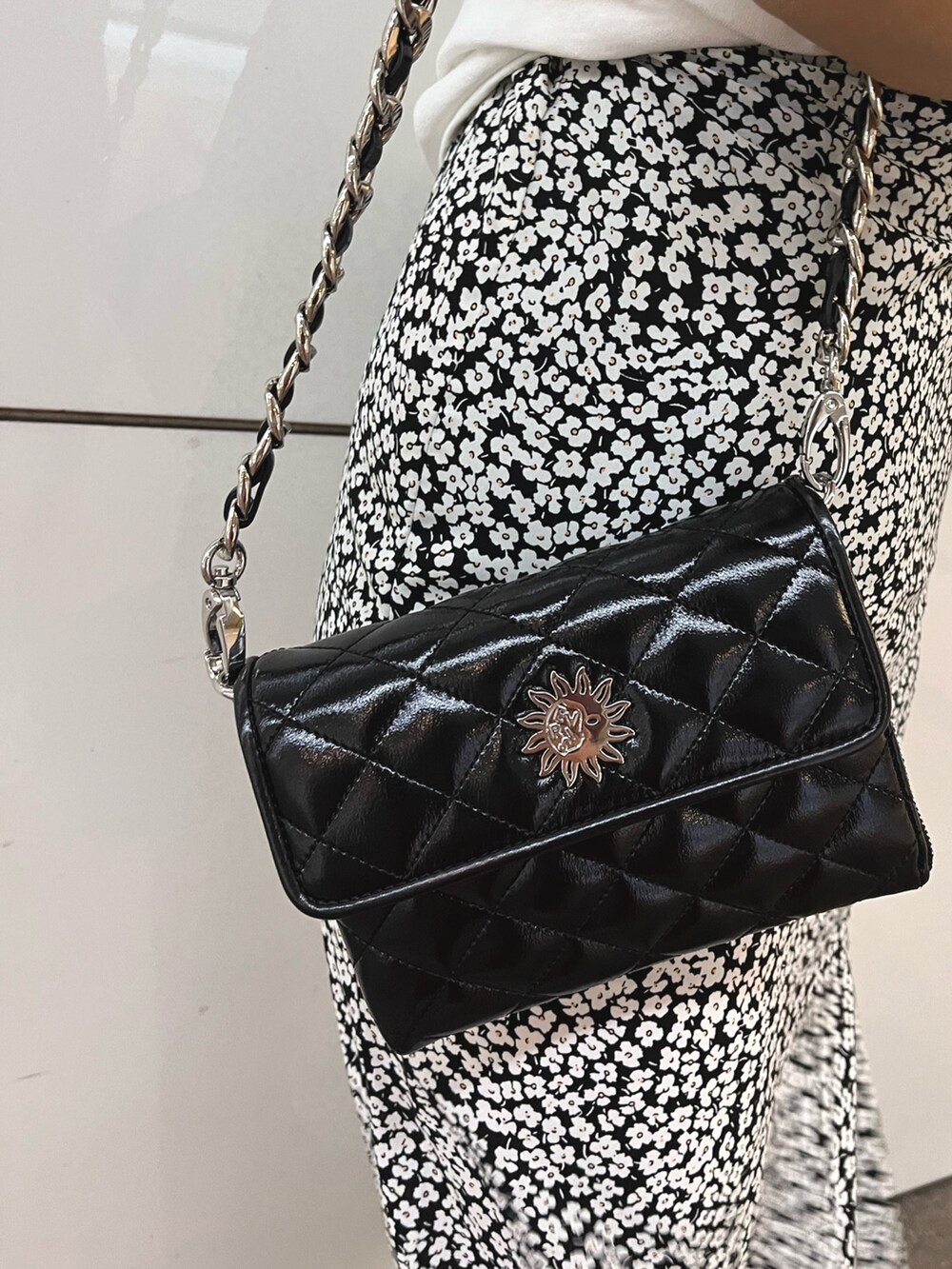 ホワイト系のTシャツ/カットソー、ブラック系のワンピース、ブラック系のショルダーバッグを着用したレディースの春コーディネートの5枚目の写真