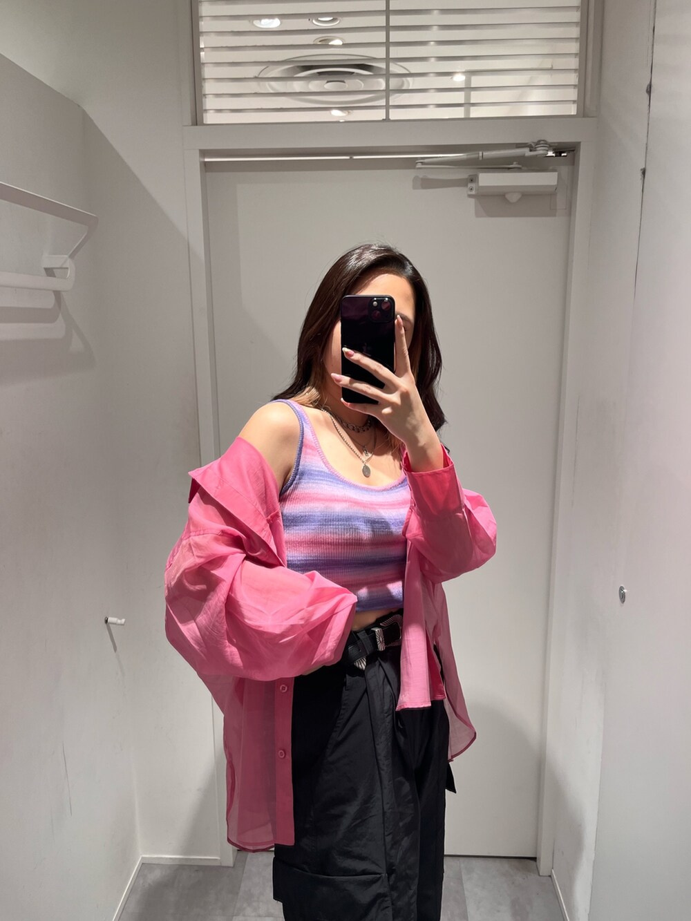 ピンク系のシャツ/ブラウス、パープル系のタンクトップ、ブラック系のカーゴパンツを着用したレディースの春コーディネートの4枚目の写真