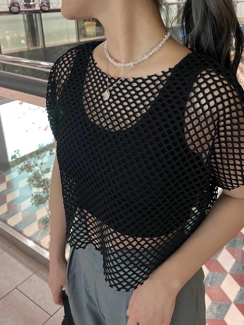 ブラック系のTシャツ/カットソー、グレー系のその他パンツ、ブラック系のハンドバッグを着用したレディースの夏コーディネートの4枚目の写真