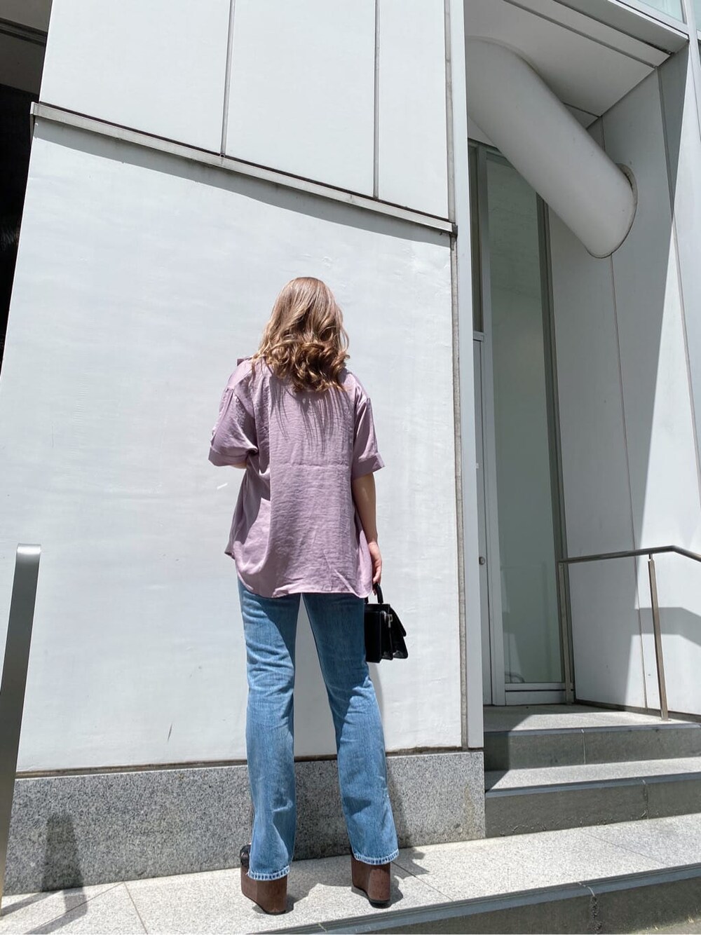 パープル系のシャツ/ブラウス、ブラック系のTシャツ/カットソー、ブルー系のデニムパンツを着用したレディースの夏コーディネートの5枚目の写真