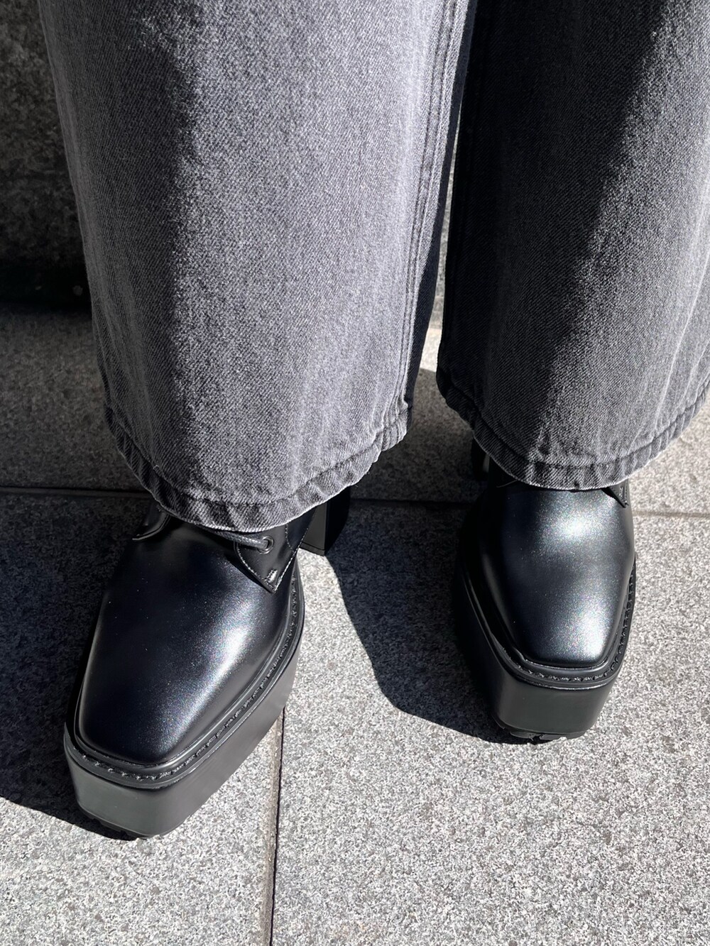 グレー系のTシャツ/カットソー、ブラック系のデニムパンツ、ピンク系のショルダーバッグを着用したレディースの冬コーディネートの9枚目の写真