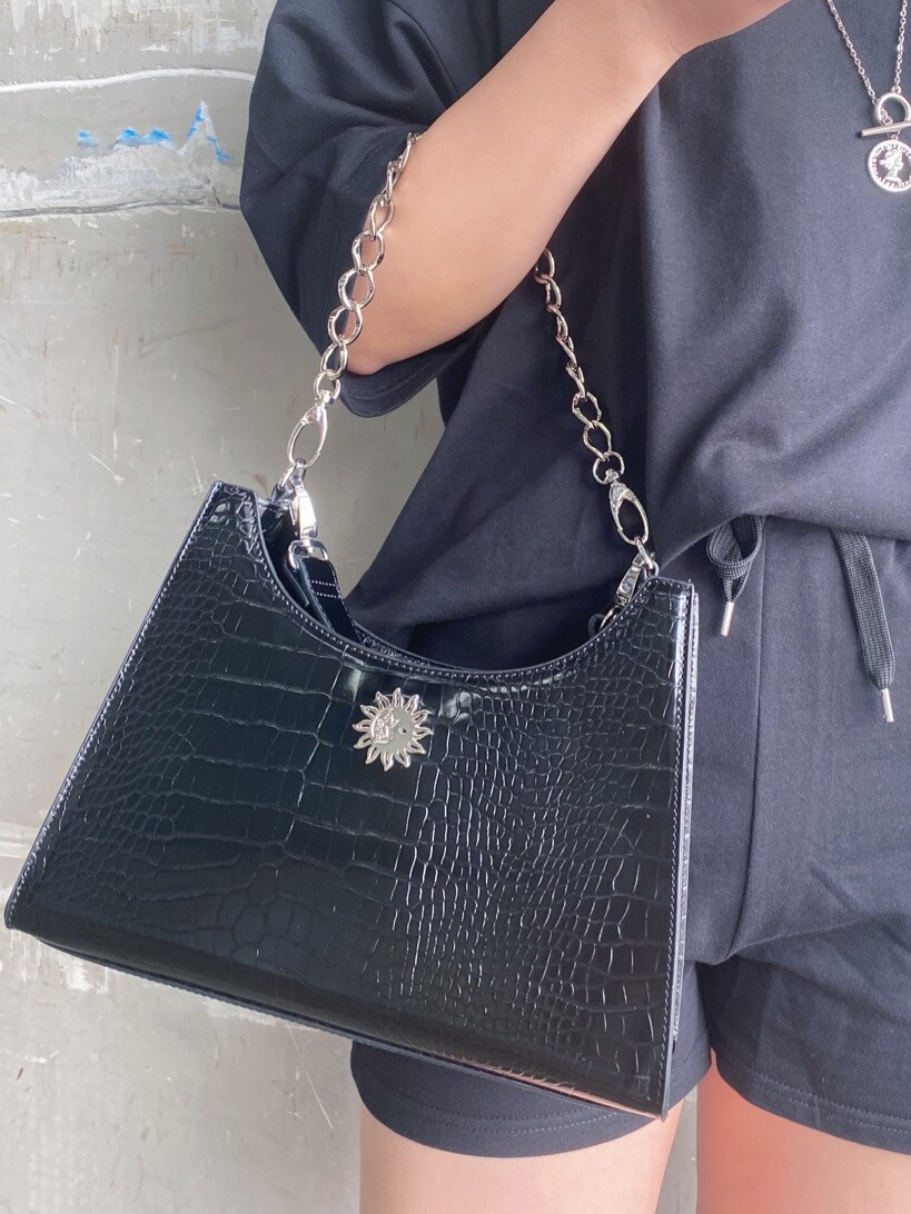 ブラック系のサンダル、ブラック系のスウェットを着用したレディースの春コーディネートの5枚目の写真