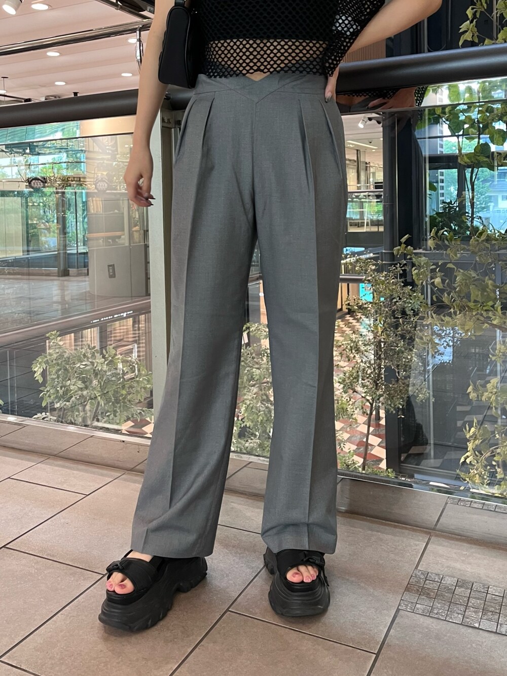 ブラック系のTシャツ/カットソー、グレー系のその他パンツ、ブラック系のハンドバッグを着用したレディースの夏コーディネートの5枚目の写真