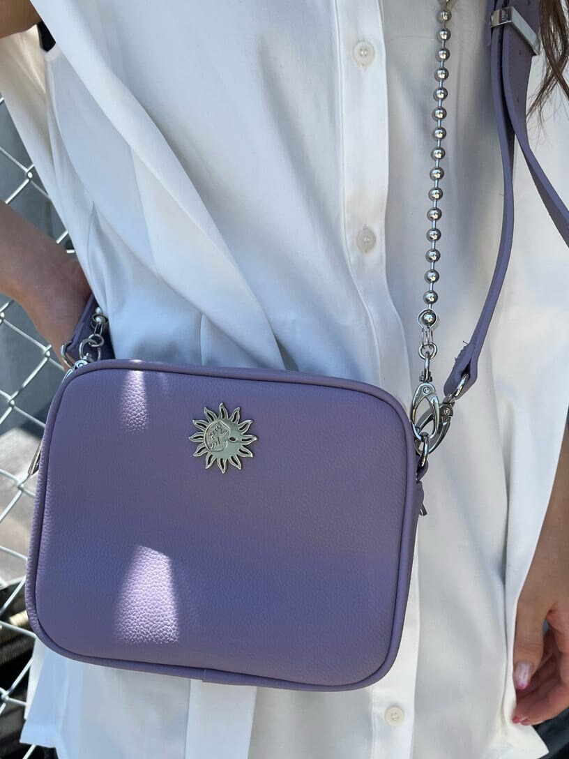 ブラック系のデニムパンツ、ホワイト系のシャツ/ブラウス、パープル系のショルダーバッグを着用したレディースの夏コーディネートの8枚目の写真