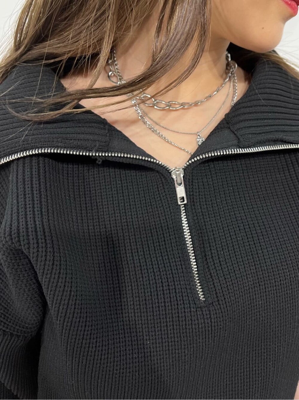 その他のブーツ、ブラック系のニット/セーター、ブラック系のショルダーバッグを着用したレディースの秋コーディネートの5枚目の写真