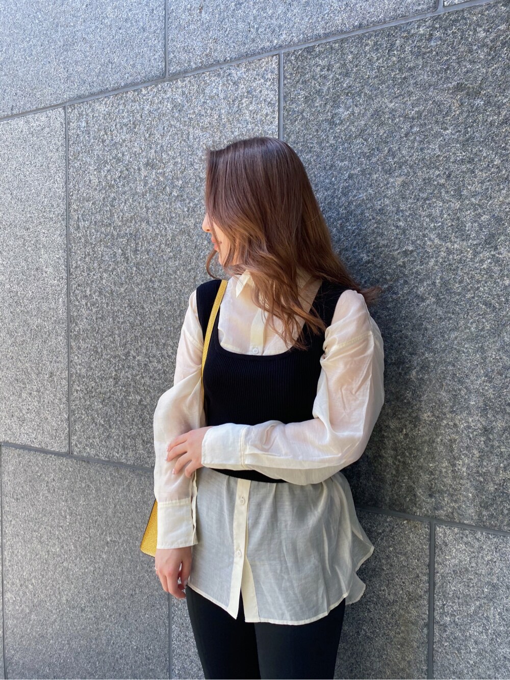 ブラック系のタンクトップ、ホワイト系のシャツ/ブラウス、ブラック系のサンダルを着用したレディースの春コーディネートの4枚目の写真