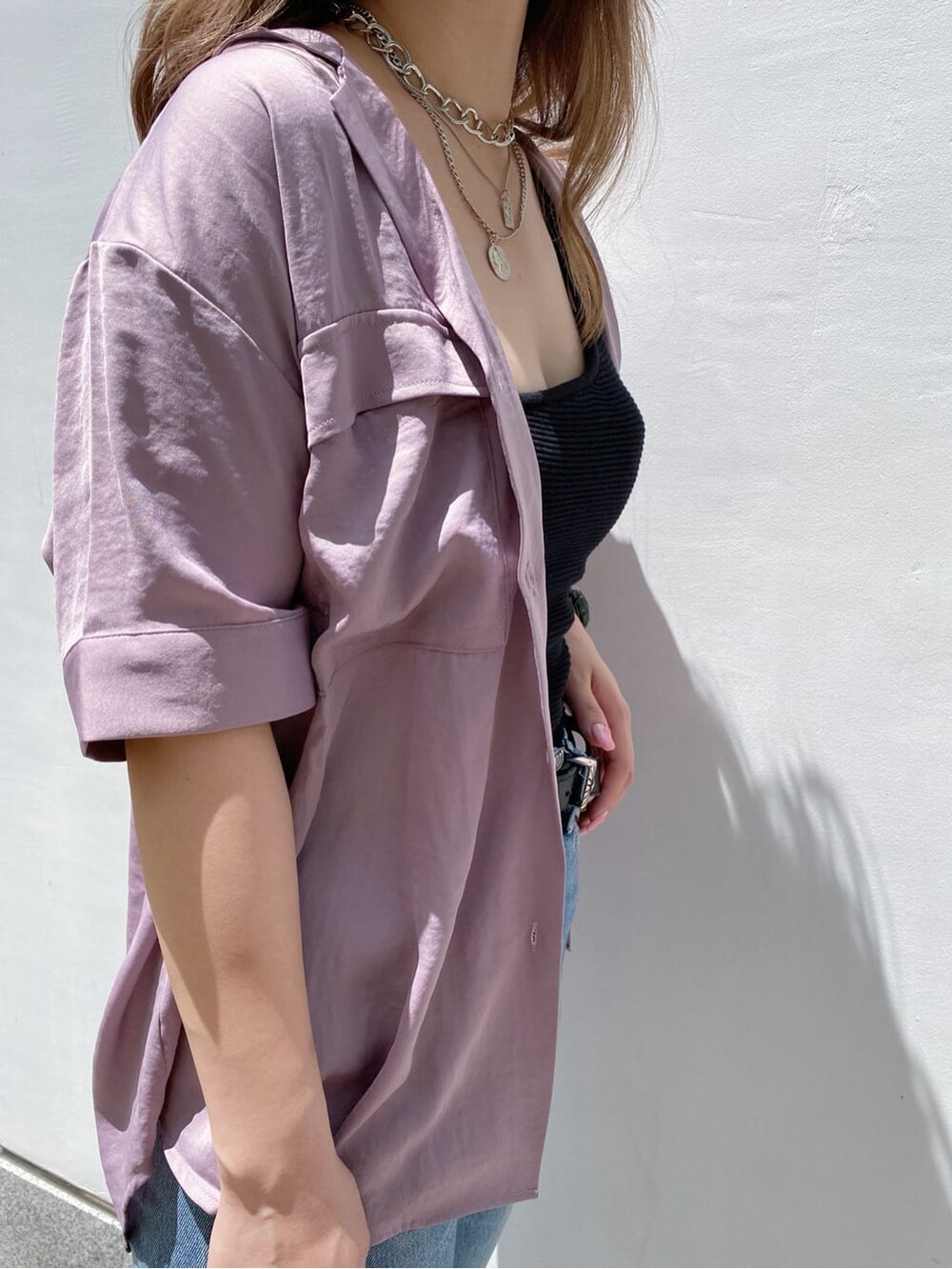 パープル系のシャツ/ブラウス、ブラック系のTシャツ/カットソー、ブルー系のデニムパンツを着用したレディースの夏コーディネートの3枚目の写真