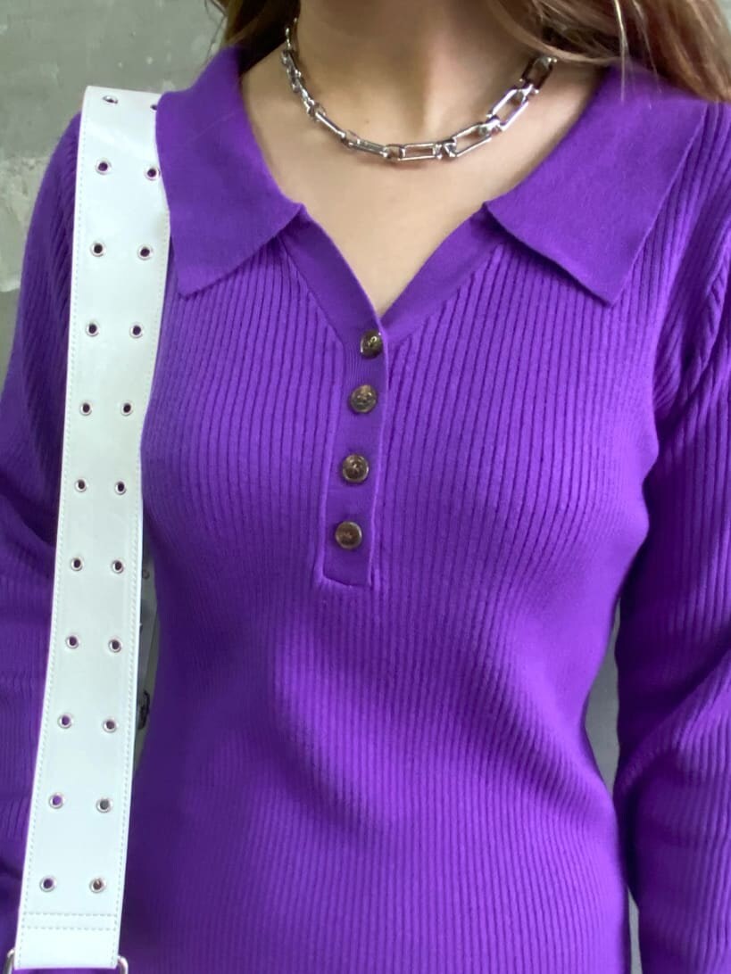 ホワイト系のショルダーバッグ、ブラック系のブーツ、パープル系のワンピースを着用したレディースの冬コーディネートの3枚目の写真