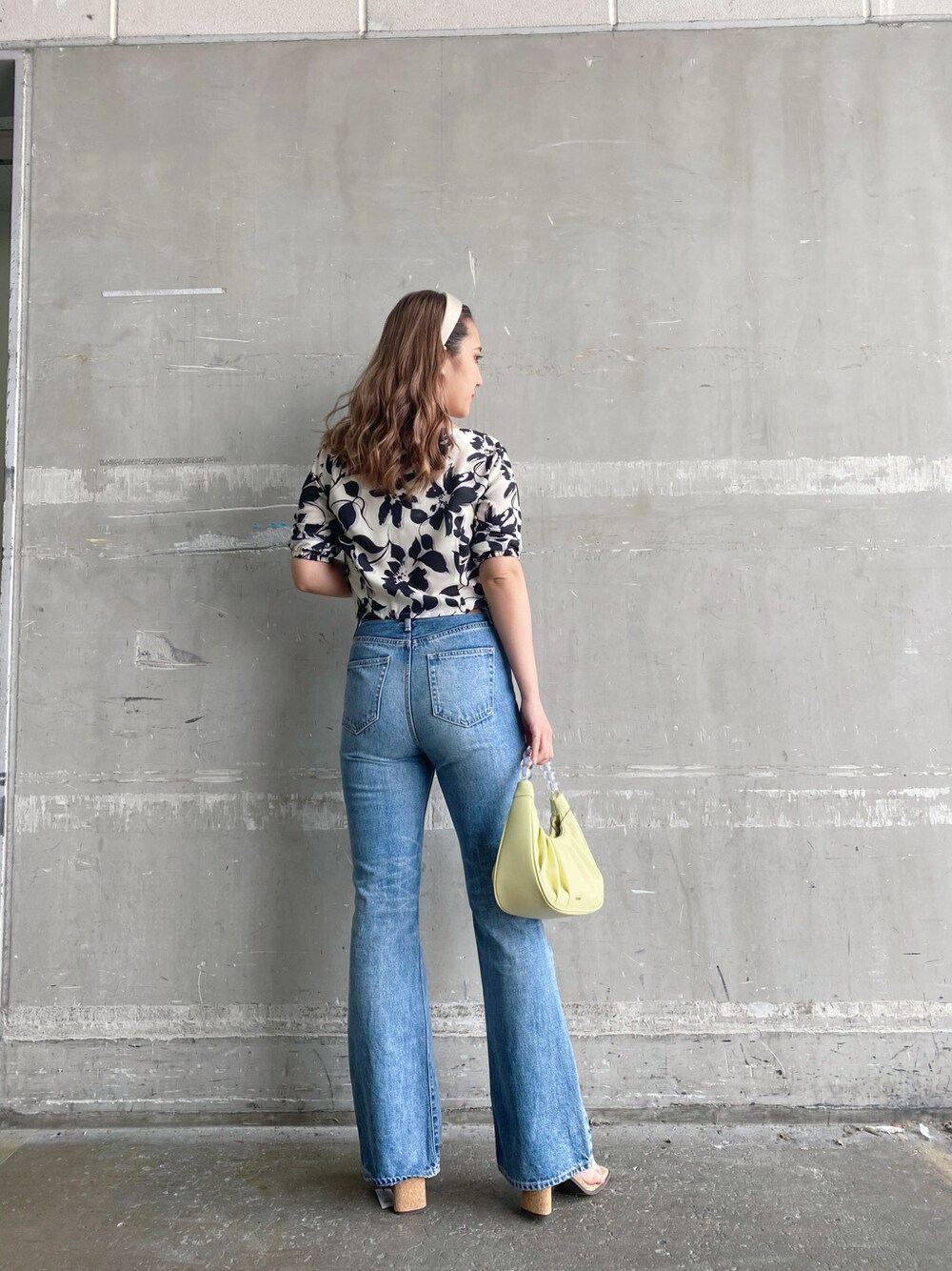 イエロー系のハンドバッグ、ホワイト系のシャツ/ブラウス、その他のサンダルを着用したレディースの春コーディネートの2枚目の写真